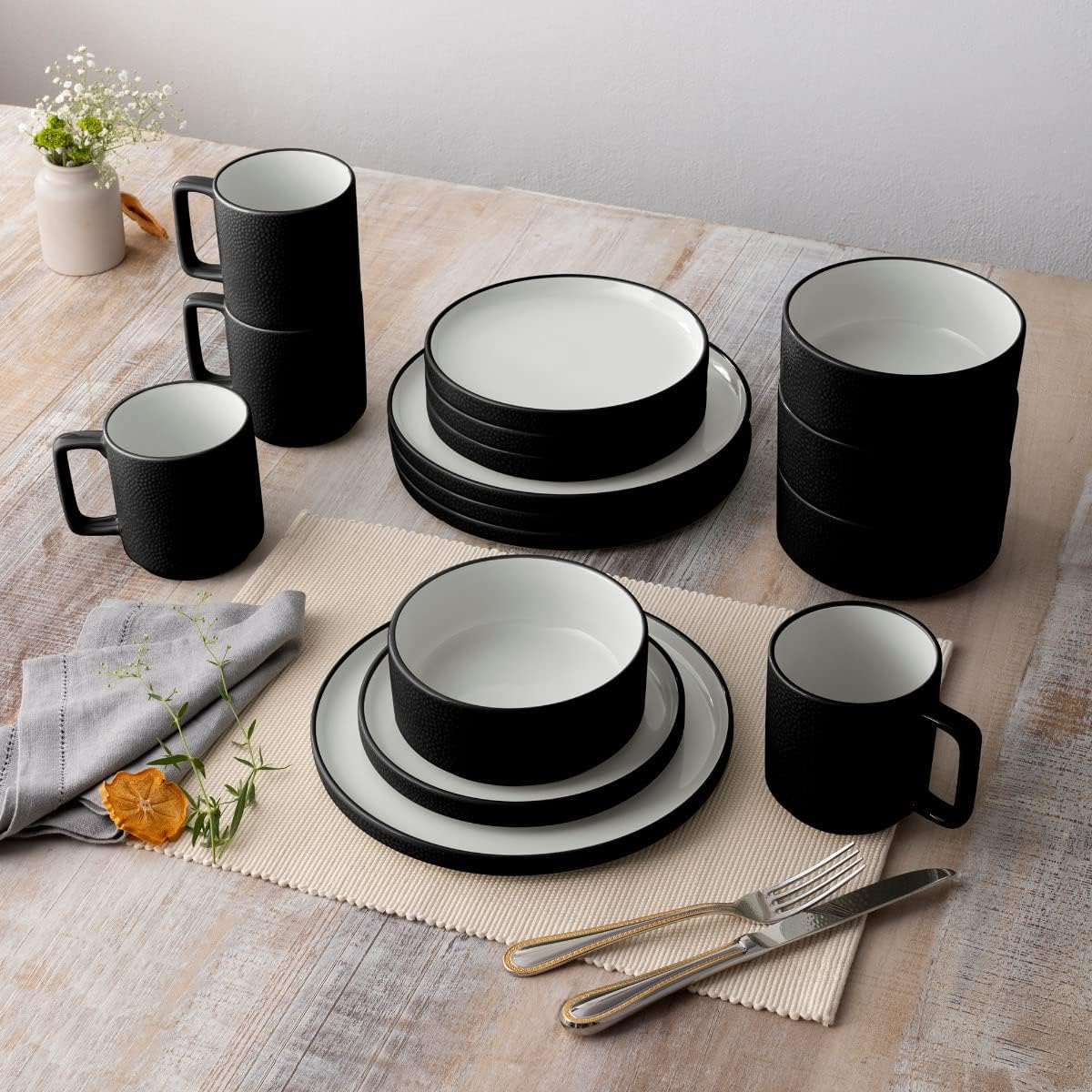 16-Piece Set, Service for 4 in Black, Multicolor